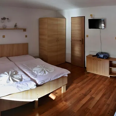Pokoj S Balkonem, Manzelska Postel